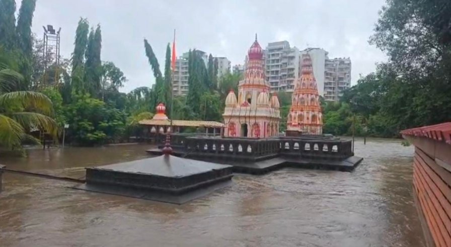 मुसळधार पावसाचा फटका; मोरया गोसावी मंदिर पाण्याखाली
