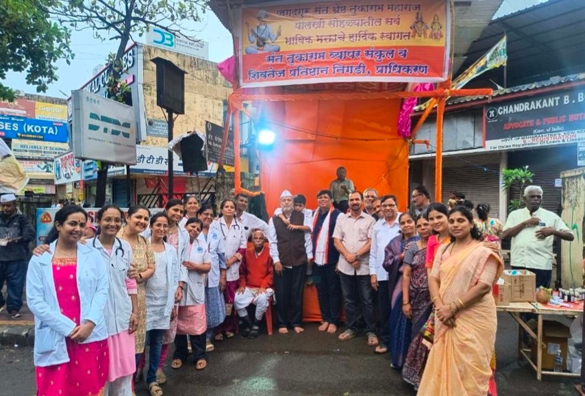 वारकऱ्यांसाठी अल्पोपहार व मोफत आरोग्यसेवा रमामंगल सोशल फाउंडेशनसह विविध संस्थांचा संयुक्त उपक्रम