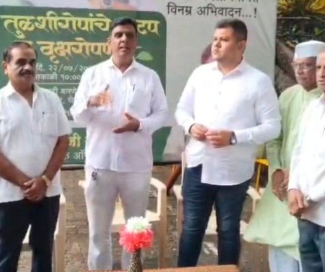 स्व.अजित पवार यांच्या प्रथम जयंतीनिमित्त थेरगावात तुळशी रोपांचे वाटप; पर्यावरण संवर्धनाचा दिला संदेश