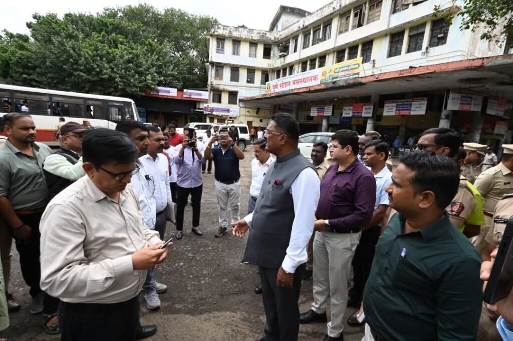 पुणे स्टेशन बसस्थानकातील सुविधांची परिवहन मंत्री प्रताप सरनाईक यांच्याकडून पाहणी