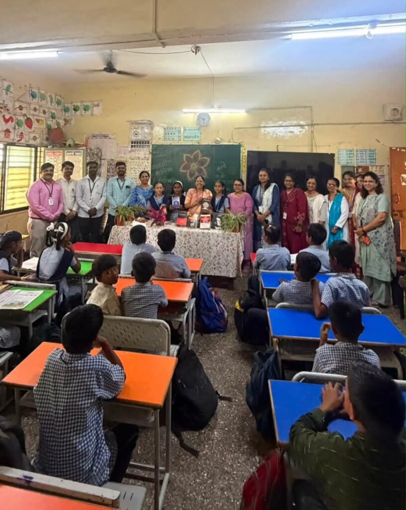 रावेत येथील महापालिका शाळेच्या वाचनालयासाठी उपमहापौर शर्मिला बाबर यांच्या वतीने पुस्तकांचे वाटप