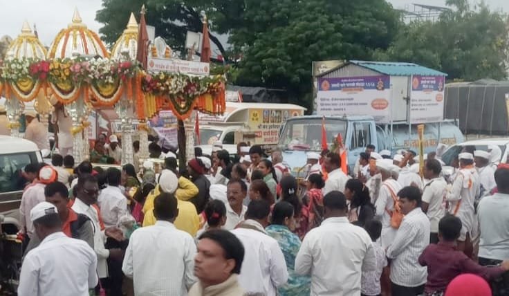 पालखी सोहळ्याच्या परतीच्या प्रवासातही अरुण पवार यांचा माणुसकीचा झरा; मोफत पिण्याच्या पाण्याचे टँकर