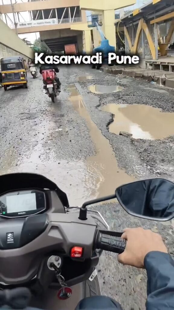 शहरातील खड्डे त्वरित बुजवा – निलेश आढाव
