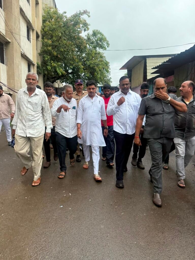 सेक्टर 22 मधील पूरस्थितीची महापौरांकडून पाहणी; पीसीएमसी कॉलनीच्या दुरुस्तीचे आश्वासन