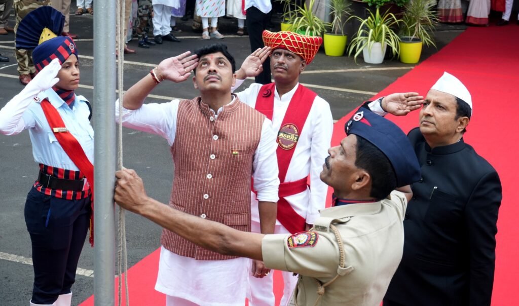 महापौर रवि लांडगे यांच्या हस्ते महापालिका मुख्यालयात ध्वजारोहण