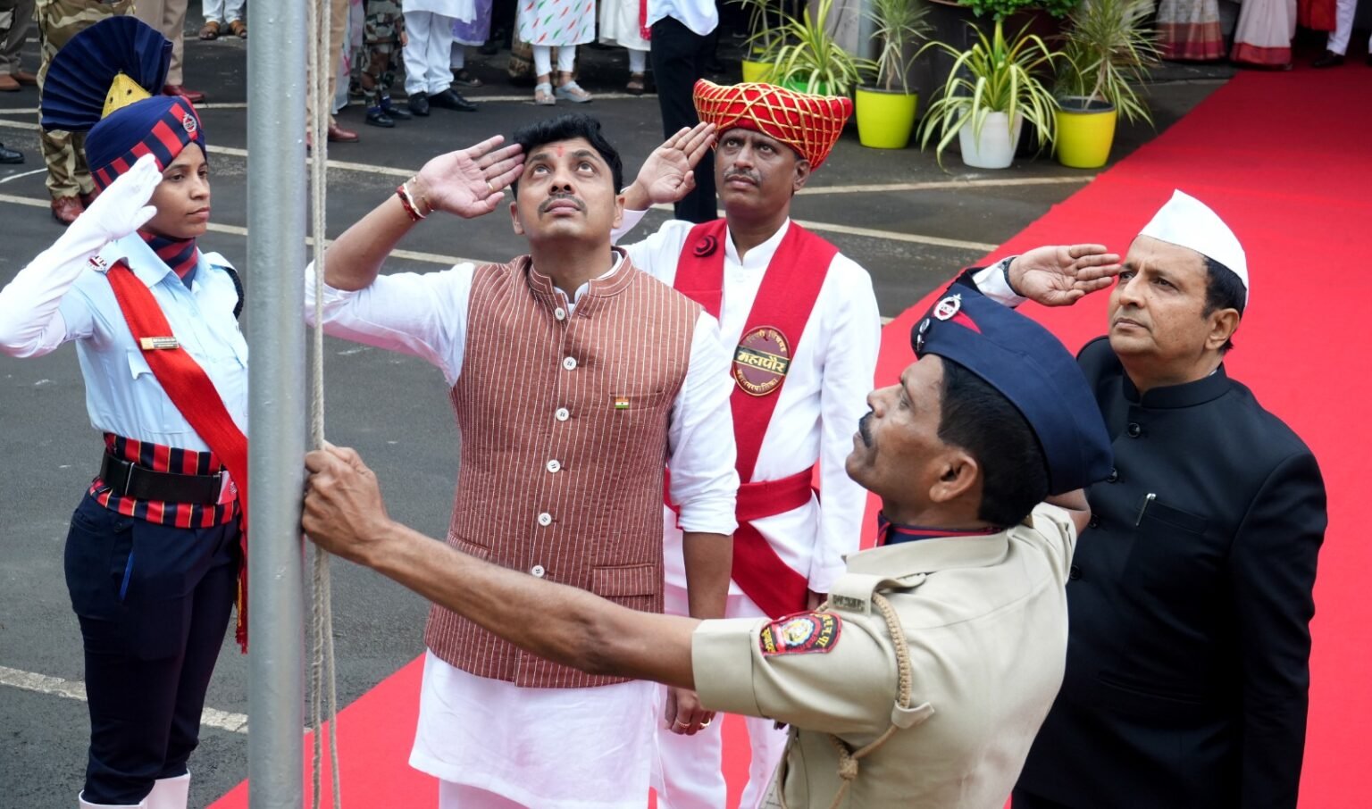 महापौर रवि लांडगे यांच्या हस्ते महापालिका मुख्यालयात ध्वजारोहण
