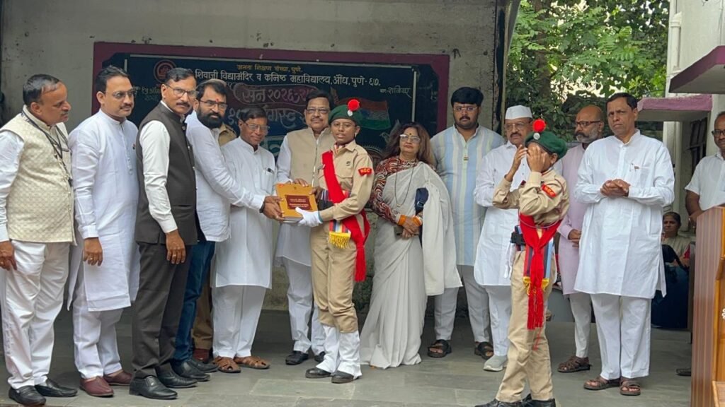 वृक्षमित्र अरुण पवार यांनी विविध शाळा, महाविद्यालयात केले एक हजार वृक्षांचे रोपण; विद्यार्थी, शिक्षकांना संविधानाची प्रत भेट