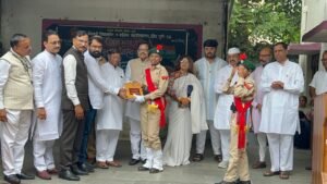 वृक्षमित्र अरुण पवार यांनी विविध शाळा, महाविद्यालयात केले एक हजार वृक्षांचे रोपण; विद्यार्थी, शिक्षकांना संविधानाची प्रत भेट