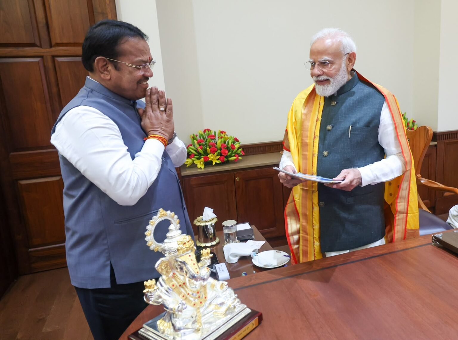 विकासकामांचा अहवाल पंतप्रधान नरेंद्र मोदी यांना सादर