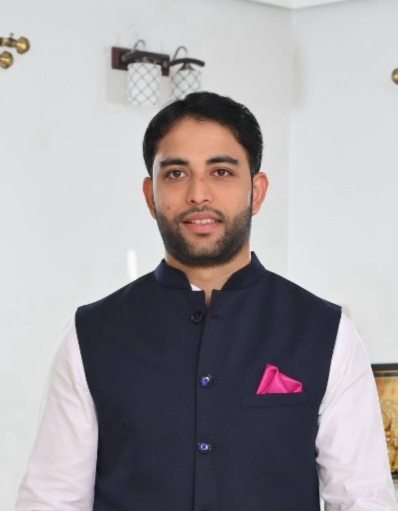 पिंपरी-चिंचवडमध्ये रस्त्यांची दुर्दशा; खड्डे युद्धपातळीवर बुजवा – शिवसेना गटनेते विश्वजीत बारणे