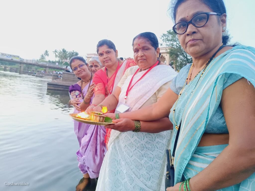 आळंदीत इंद्रायणी नदी घाटावर इंद्रायणी आरती