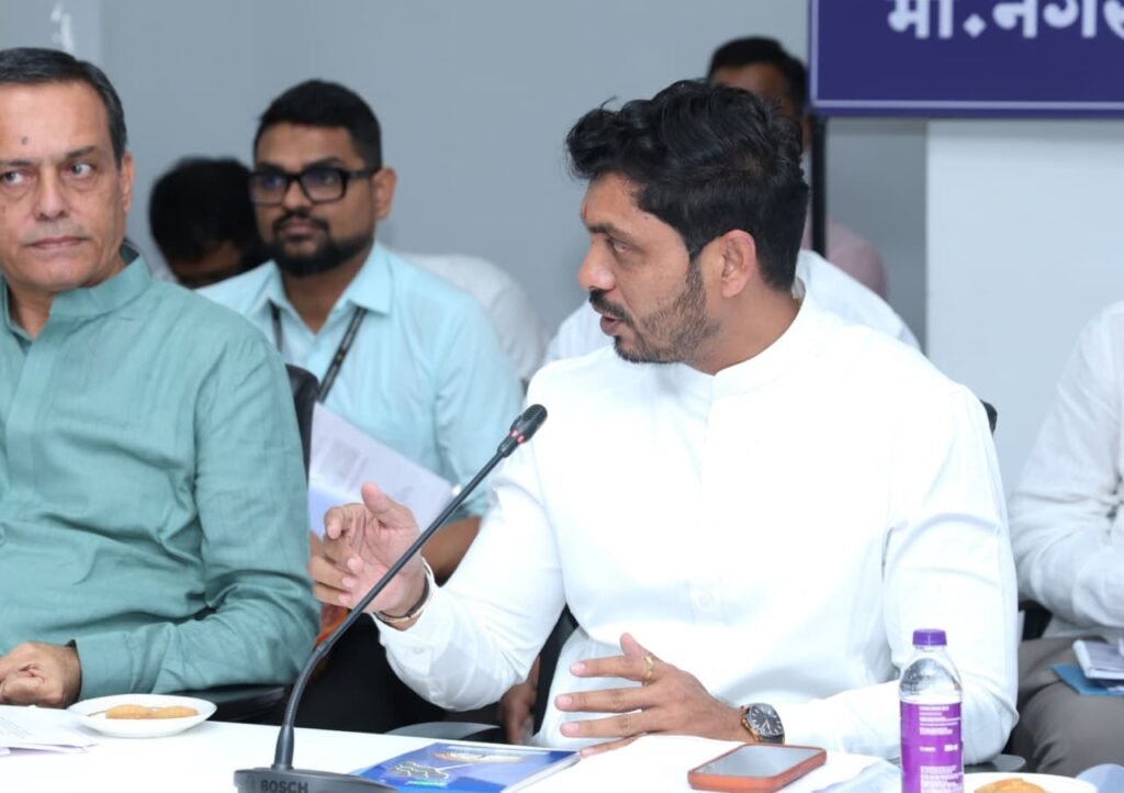 दिशा समितीच्या बैठकीत महापौर रवि लांडगे यांनी मांडले पिंपरी-चिंचवडच्या विकासाचे महत्त्वपूर्ण प्रश्न