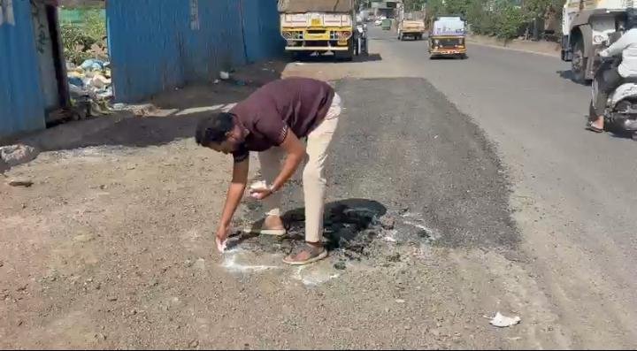 रस्त्याच्या भ्रष्टाचाराला रांगोळीचा वेडा! कुदळवाडीमध्ये मारुती जाधव यांनी अनोख्या पद्धतीने केला निषेध