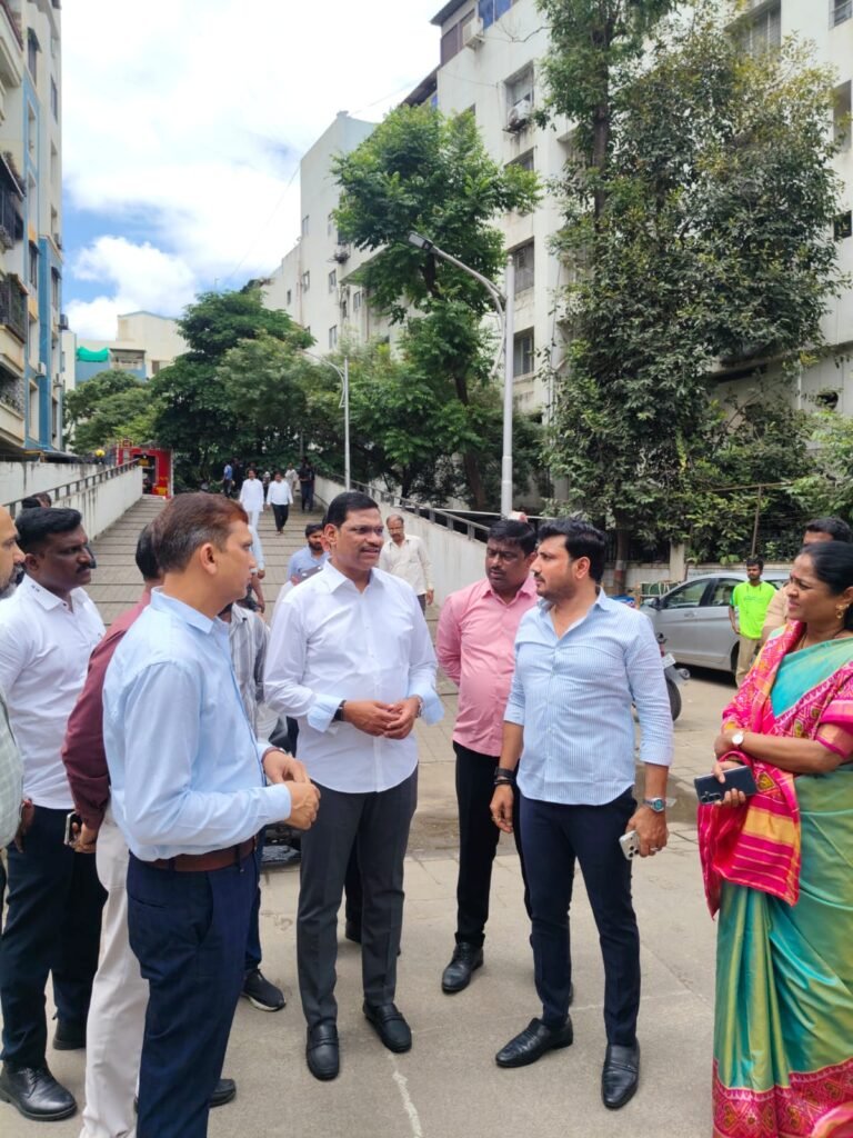नगरसेविका अनिता संदीप काटे यांच्या तत्परतेमुळे गणेशम फेज २ सोसायटीतील आग आटोक्यात, दोन चिमुकल्या मुलींची सुखरूप सुटका