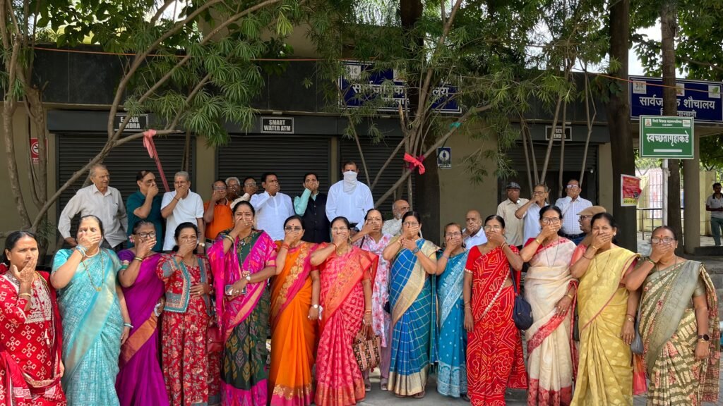 बंद सार्वजनिक शौचालयाच्या प्रश्नावर ज्येष्ठ नागरिकांचा मूक निषेध!
