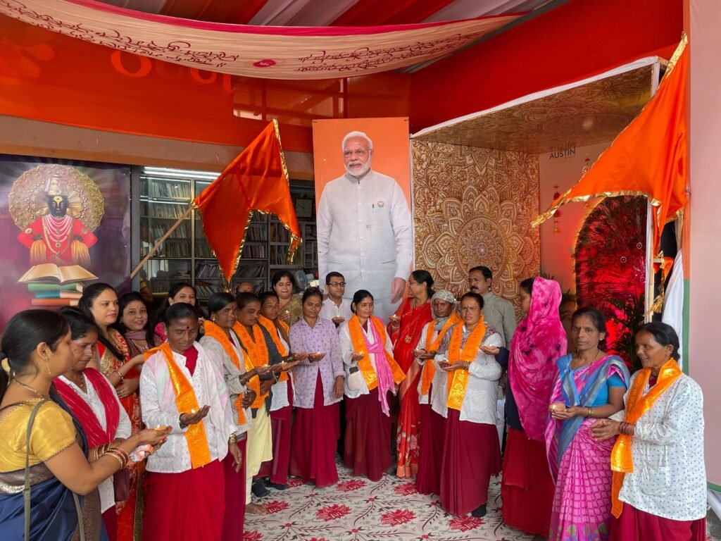 पंतप्रधान नरेंद्र मोदी यांच्या ७६व्या वाढदिवसानिमित्त उन्नती सोशल फाउंडेशनचा ‘आशीर्वादाचा दिवा’ उपक्रम ७६ दिव्यांनी औक्षण; ७६ सफाई कामगारांना छत्र्यांचे वाटप; महिनाभर ‘सेवा संकल्प अभियान’