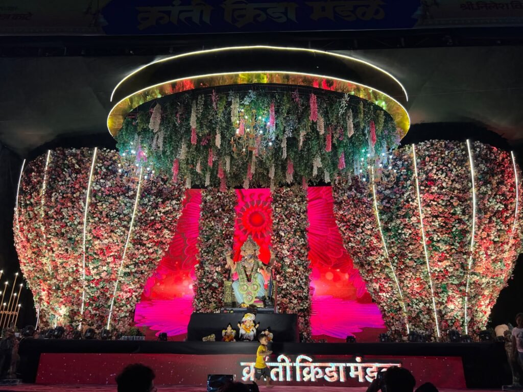 ‘क्रांती क्रीडा मंडळा’ची ‘रंगीबेरंगी फुलांची भव्य सजावट गणेशभक्तांचे लक्ष घेतेय वेधून