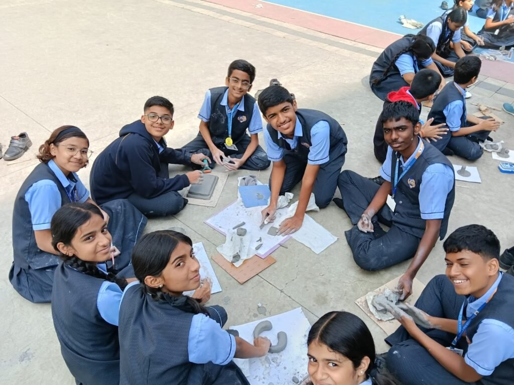 चॅलेंजर पब्लिक स्कूलमध्ये विद्यार्थ्यांनी साकारल्या पर्यावरणपूरक गणेशमूर्ती
