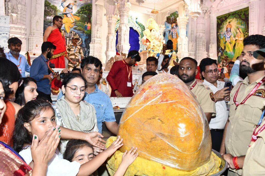‘दगडूशेठ’ गणपतीला १५१ किलो मोतीचूराच्या भव्य मोदकाचा नैवेद्य