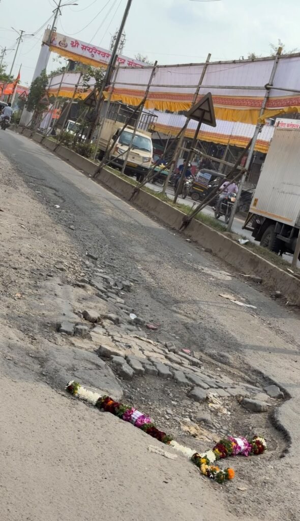 कुदळवाडी-मोरे पाटील चौकातील खड्ड्याला पुष्पहार; आठ दिवसांत दुरुस्ती न झाल्यास आंदोलनाचा इशारा- मारुती जाधव