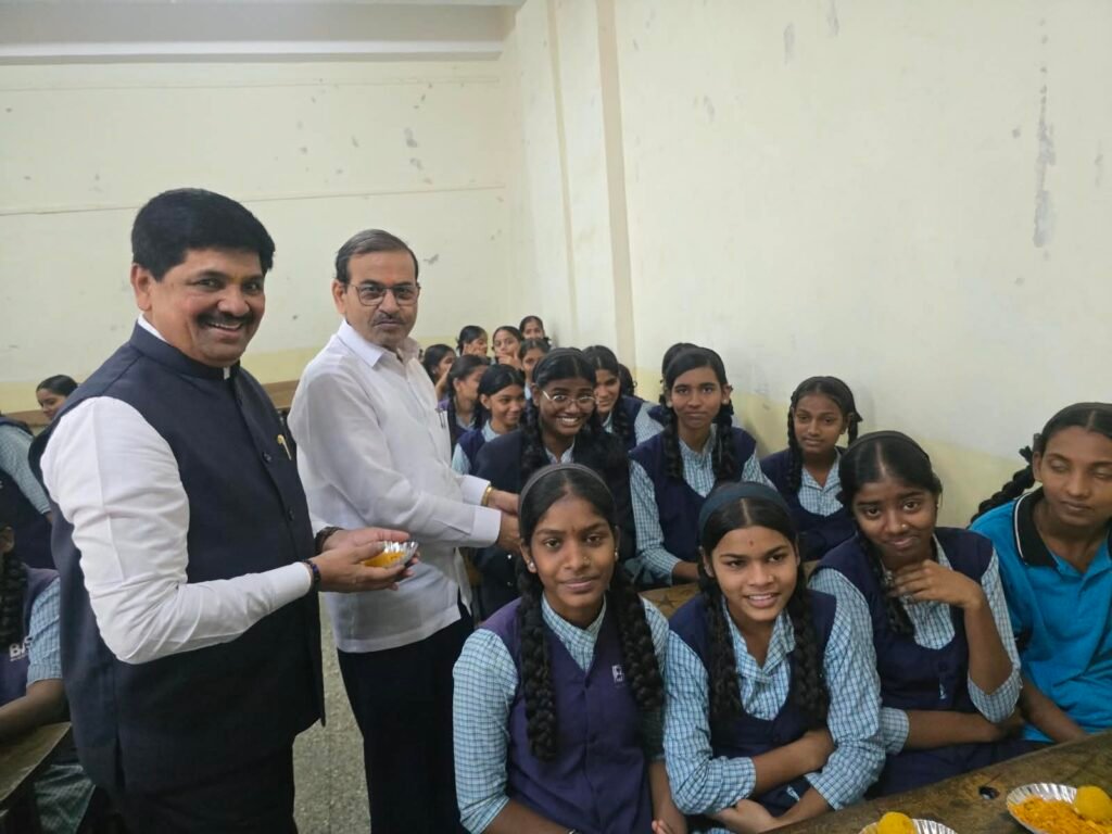 विद्यार्थ्यांनी रेखाटला ‘स्वप्नातला भारत’; भारतीय जैन संघटनेच्या शाळेत पंतप्रधान नरेंद्र मोदी आणि कामगारनेते यशवंत भोसले यांच्या वाढदिवसानिमित्त चित्रकला उपक्रम