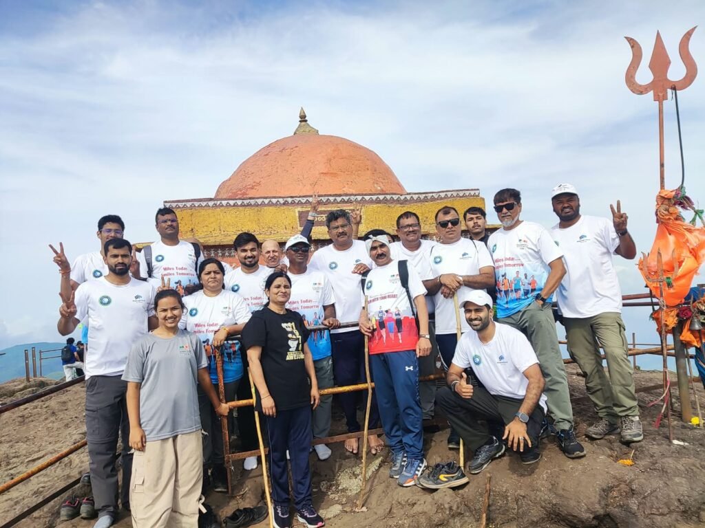 महाराष्ट्राच्या एव्हरेस्टवर भगवा फडकला! हॅप्पी फॅमिली ट्रेकर्सचा थरारक ट्रेक यशस्वी
