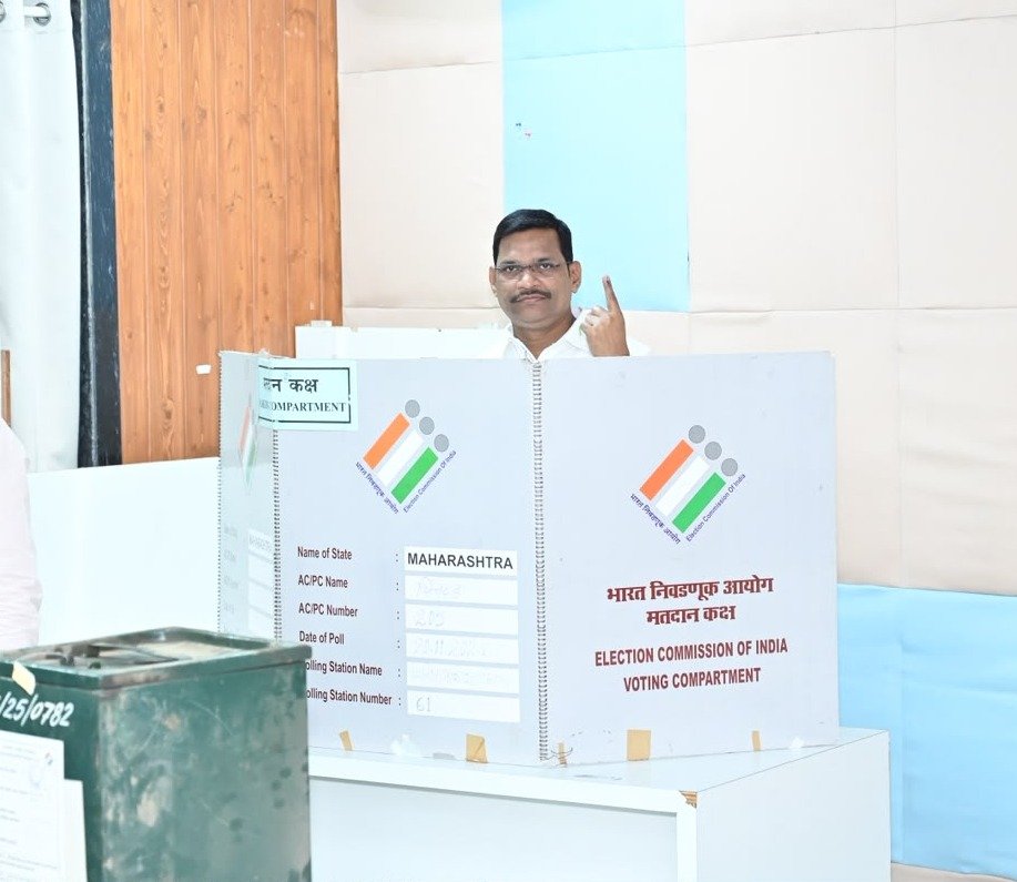 आमदार शंकर जगताप यांनी पुणे पदवीधर निवडणुकीत बजावला मतदानाचा हक्क!