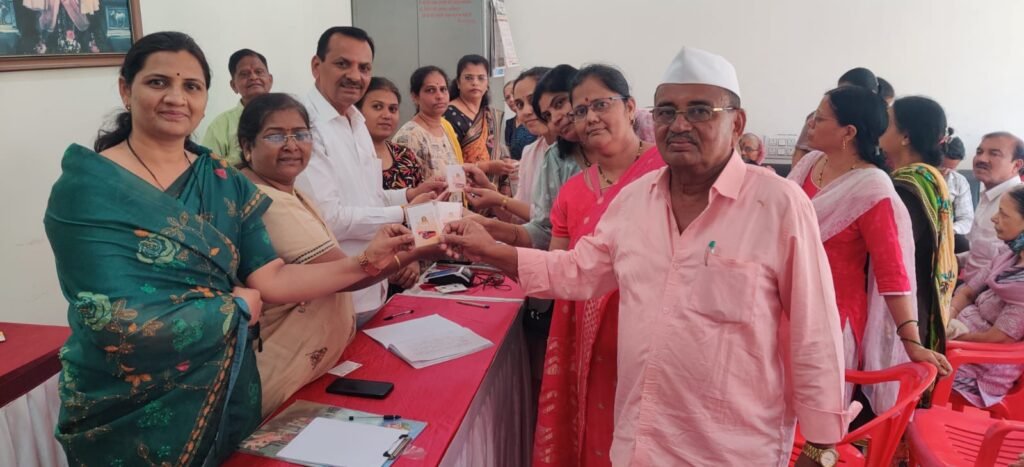 प्रभाग १८ मध्ये ८०१ हून अधिक ज्येष्ठ नागरिक, महिलांना एसटी स्मार्ट कार्डचे वाटप