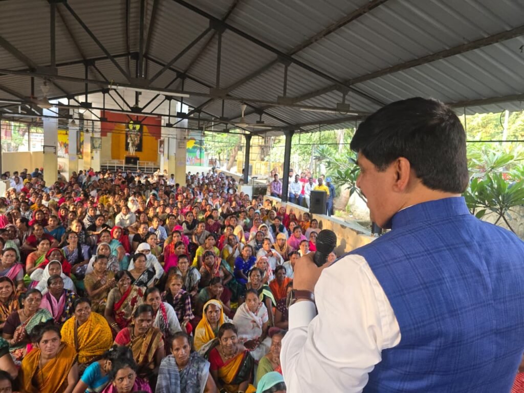 कंत्राटी कर्मचाऱ्यांच्या बोनस, ग्रॅज्युटी, विमा, समान काम समान वेतनासह विविध मागण्या साठी कामगार मेळाव्यात कामगार नेते यशवंत भोसले आक्रमक; अपर कामगार आयुक्तांसोबत लवकरच बैठक