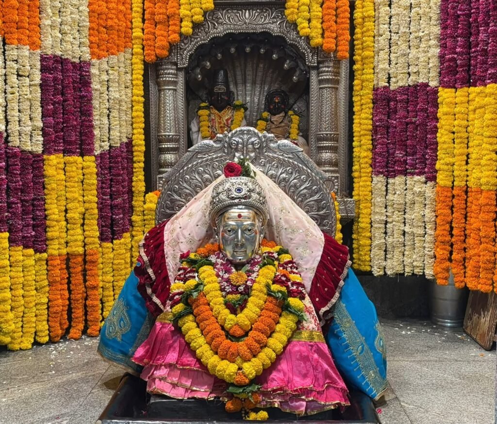 आळंदीत इंदिरा एकादशी दिनी भाविकांची दर्शनास गर्दी श्रींच्या गाभाऱ्यात पुष्प सजावट लक्षवेधी